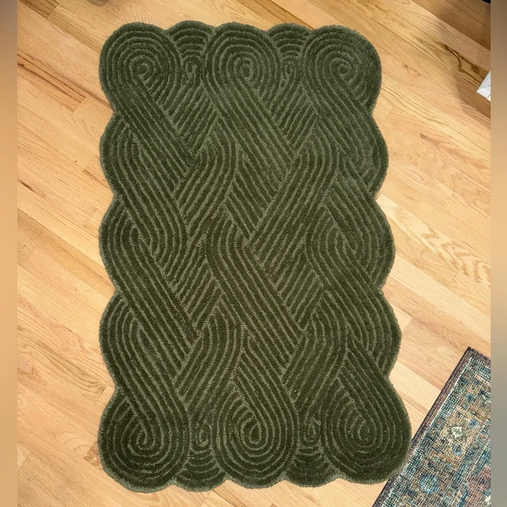 Tahari Home Hand-Tufted Area Scallop Accent Rug 2.6’ x4’ Pile - 100% Wool